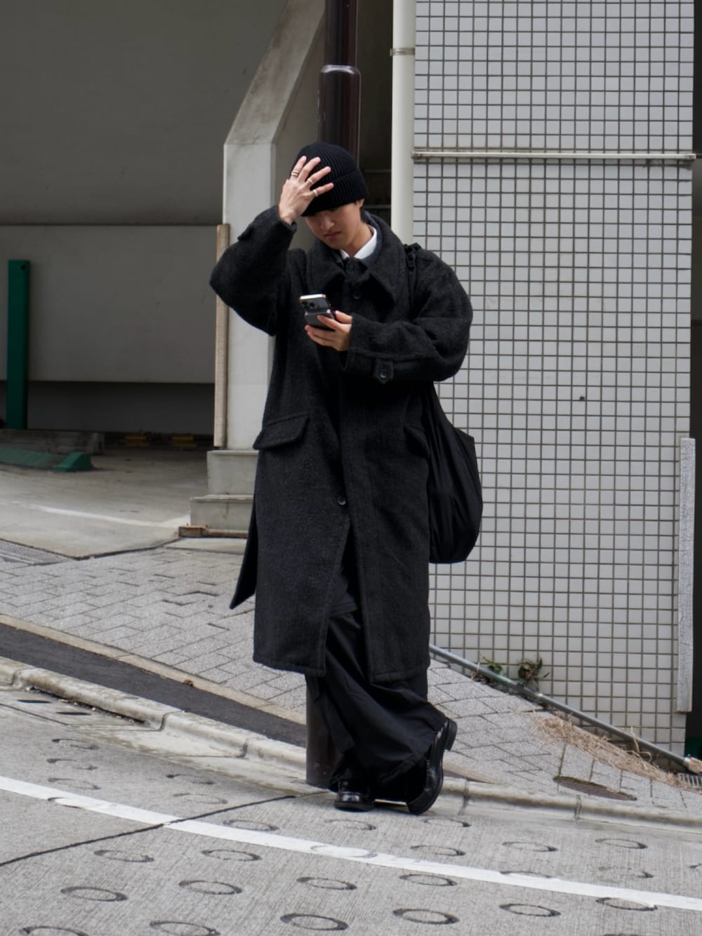 「冬アウター、大人コーデ、革靴、カジュアル、ジャケット、キレイめ、お洒落さんとつながりたい、シンプルコーデ、最近のいい感じコーデ、チェスターコート、ロングコート、冬、オーバーサイズ、WEARyouthコーデ、真冬のあったかスタイル」｜「BARELY BLUEの【 BARELY BLUE / ベアリーブルー 】 ワンポイント 刺繍 ビーニー ニット キャップ（ニットキャップ/ビーニー、ブラック系）」を使った、Harutoさん（メンズ・178cm）の冬コーディネートの3枚目の写真
