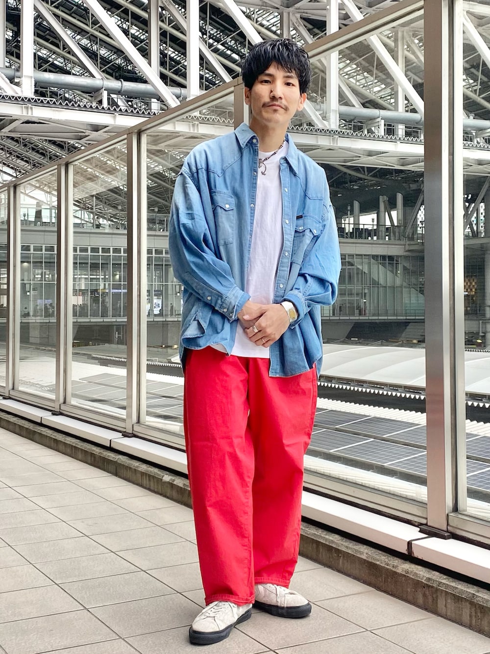 レッド系のその他パンツ、ホワイト系のスニーカー、ブルー系のシャツ/ブラウスを着用したメンズの春コーディネートの2枚目の写真