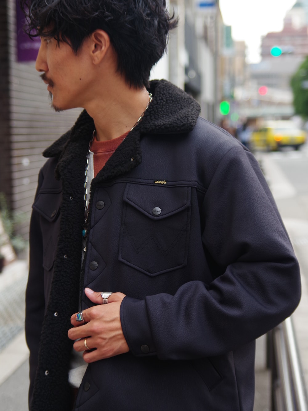 ブラック系のその他アウターを着用したメンズの秋コーディネートの4枚目の写真