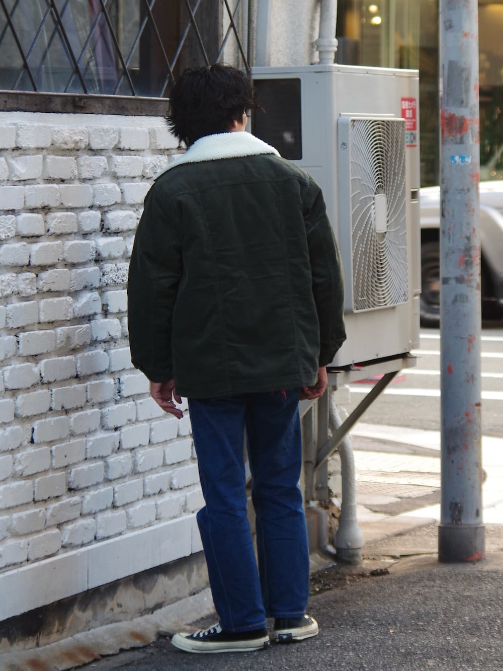 グリーン系のその他アウターを着用したメンズの冬コーディネートの2枚目の写真