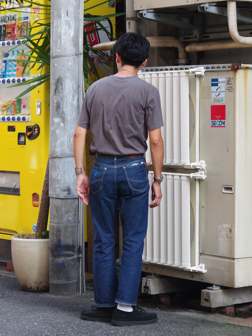 ブルー系のデニムパンツを着用したメンズの夏コーディネートの3枚目の写真
