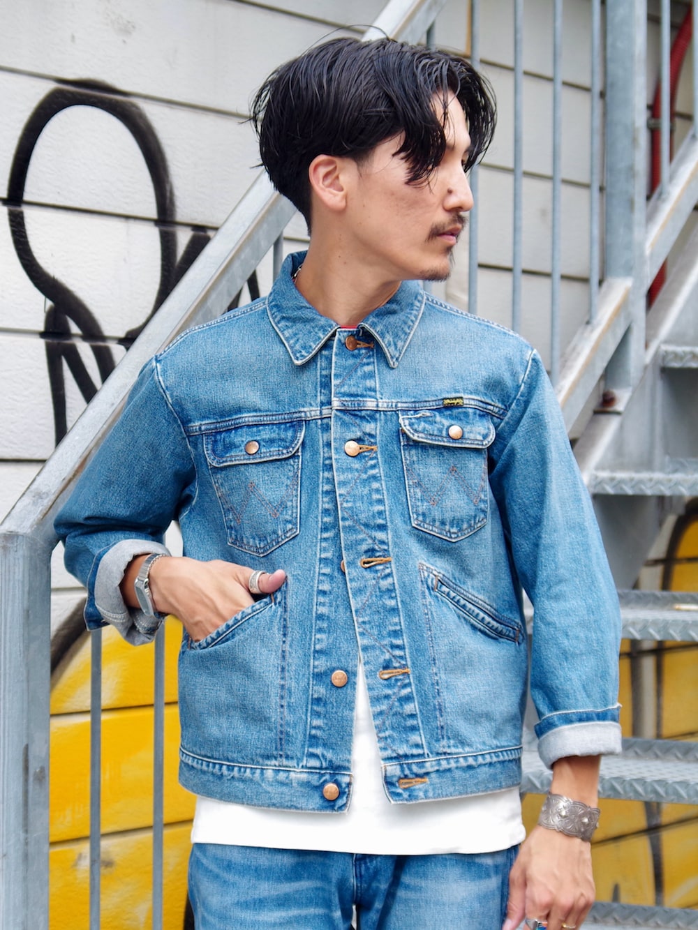 ブルー系のデニムパンツ、ブルー系のデニムジャケット、ホワイト系のTシャツ/カットソーを着用したメンズの秋コーディネートの5枚目の写真