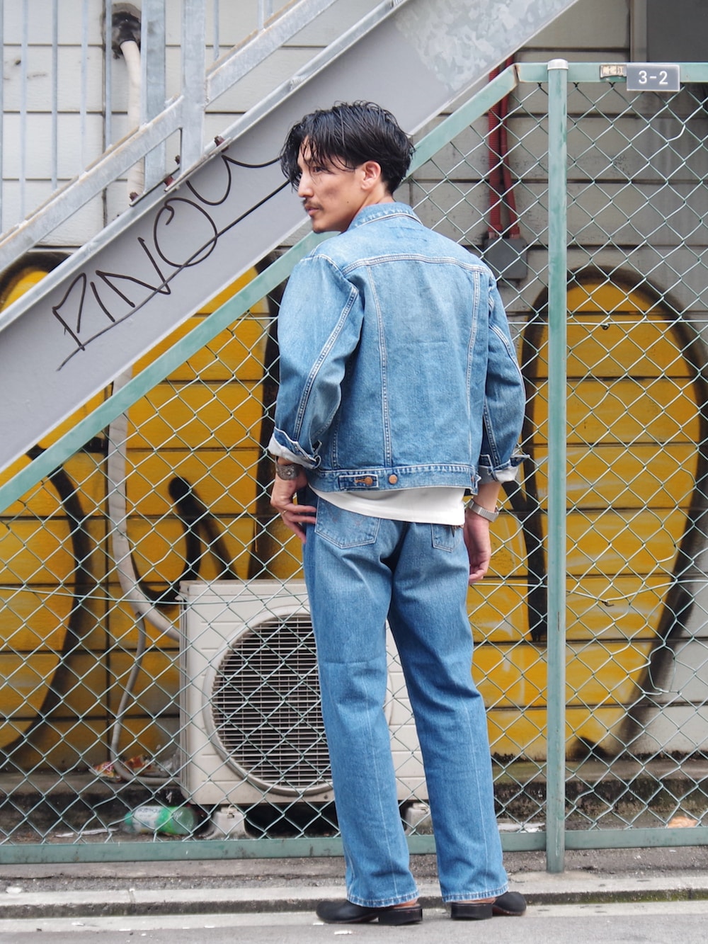 ブルー系のデニムパンツ、ブルー系のデニムジャケット、ホワイト系のTシャツ/カットソーを着用したメンズの秋コーディネートの3枚目の写真