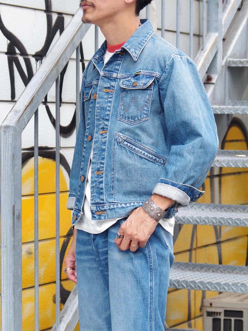 ブルー系のデニムパンツ、ブルー系のデニムジャケット、ホワイト系のTシャツ/カットソーを着用したメンズの秋コーディネートの4枚目の写真