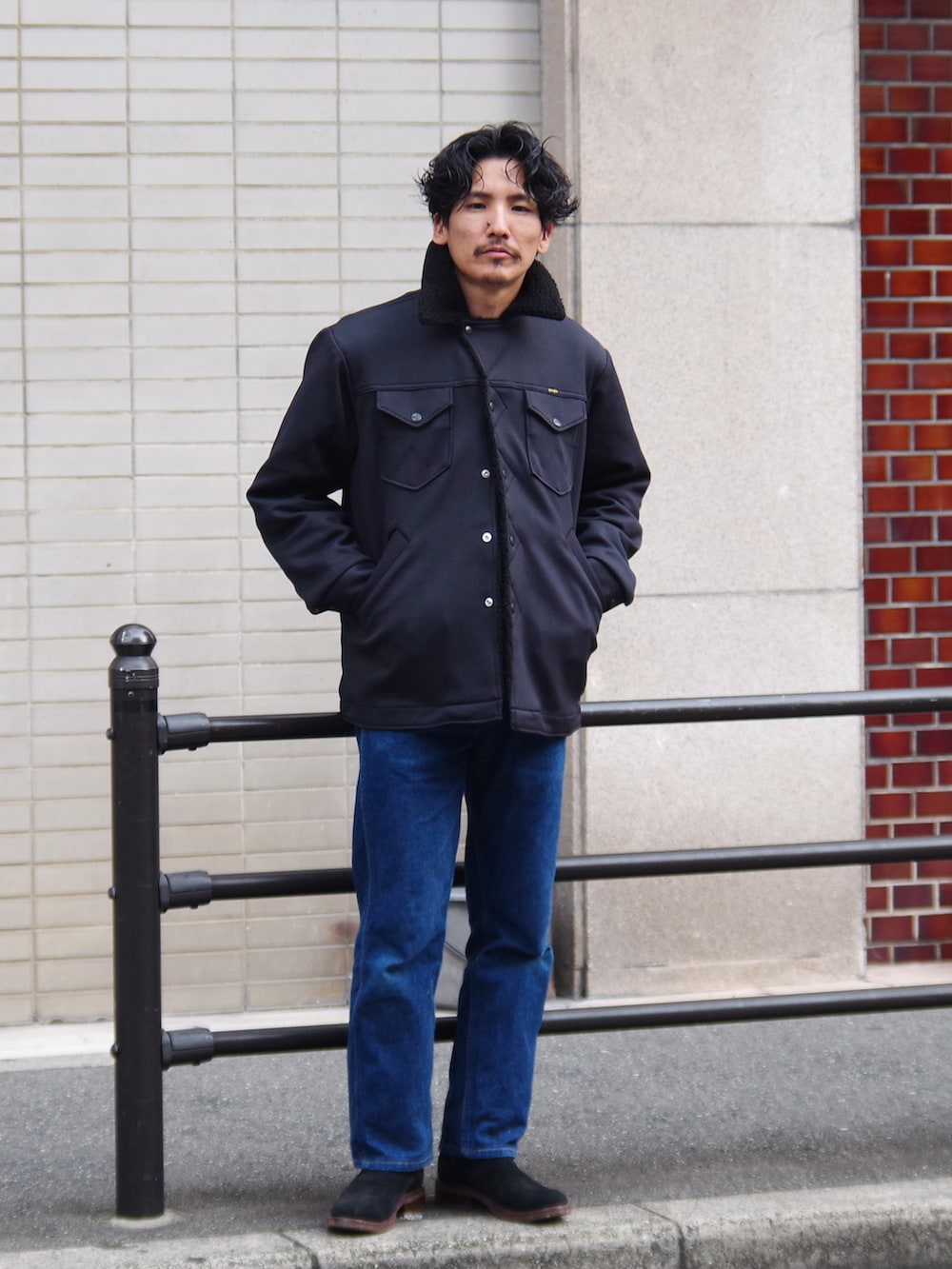 ブラック系のその他アウターを着用したメンズの秋コーディネートの2枚目の写真