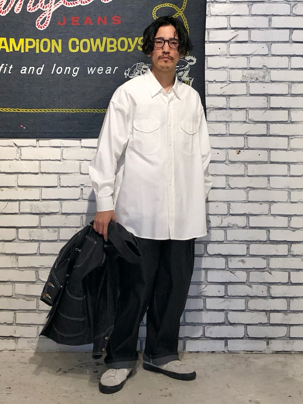 ブルー系のデニムジャケットを着用したメンズの春コーディネートの2枚目の写真