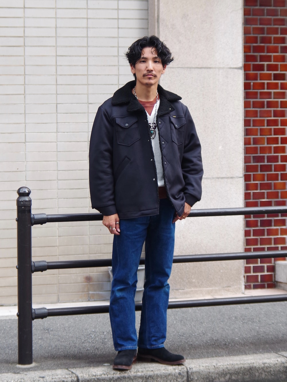 ブラック系のその他アウターを着用したメンズの秋コーディネートの3枚目の写真