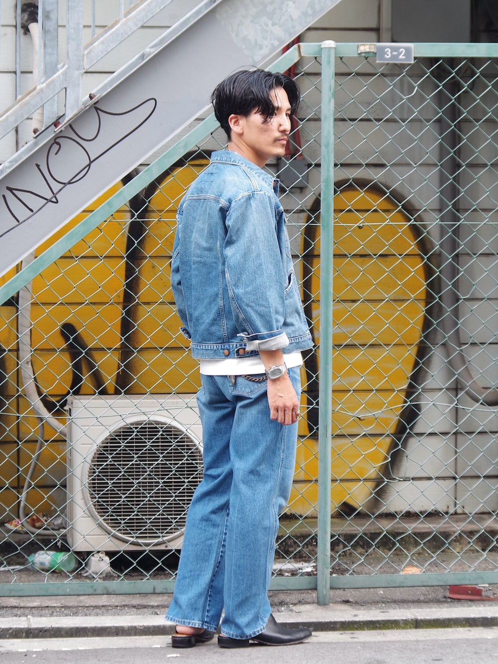 ブルー系のデニムパンツ、ブルー系のデニムジャケット、ホワイト系のTシャツ/カットソーを着用したメンズの秋コーディネートの2枚目の写真