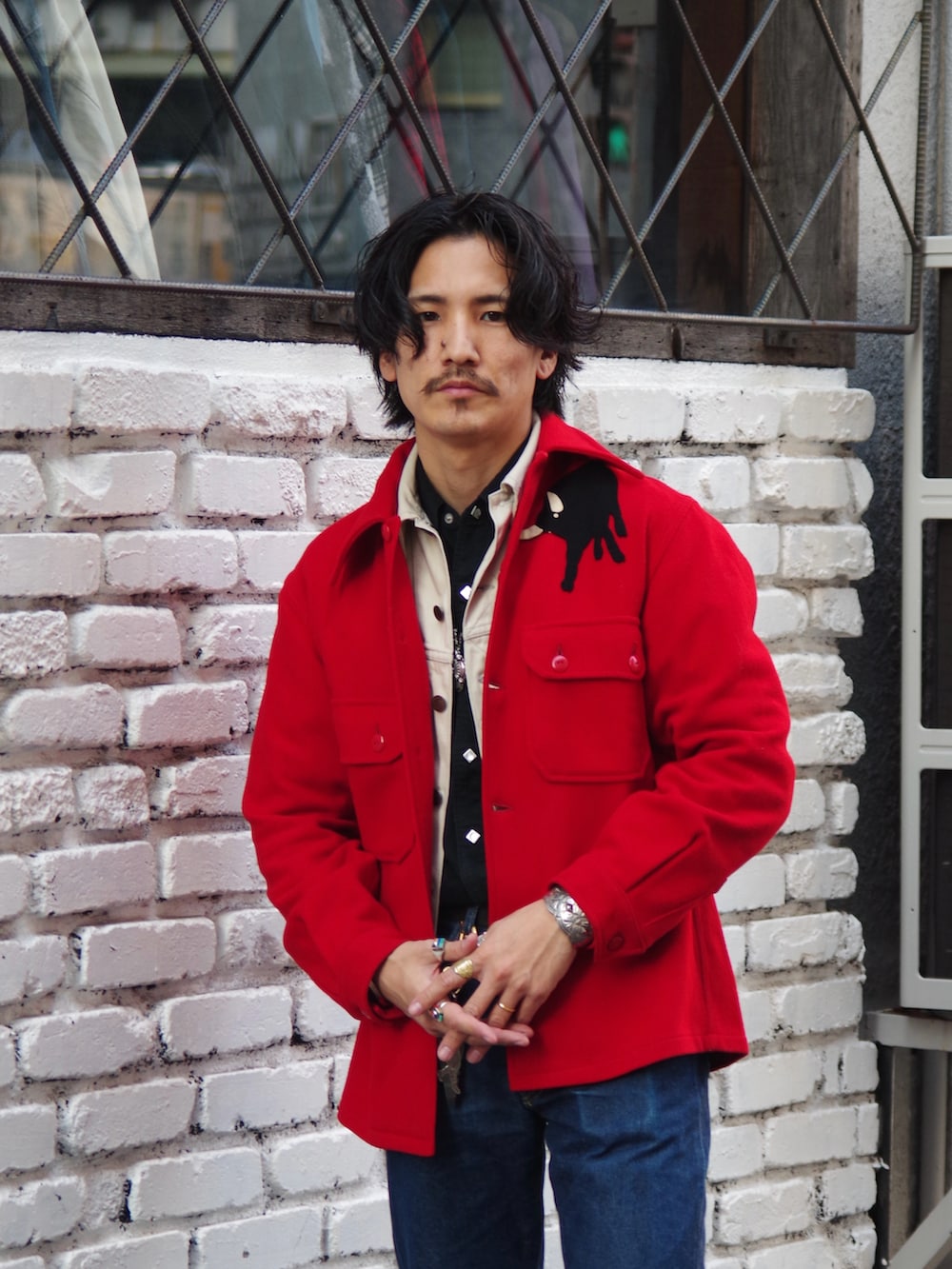 ブルー系のデニムパンツ、ブラック系のブーツ、ホワイト系のジャケット/アウターを着用したメンズの冬コーディネートの2枚目の写真