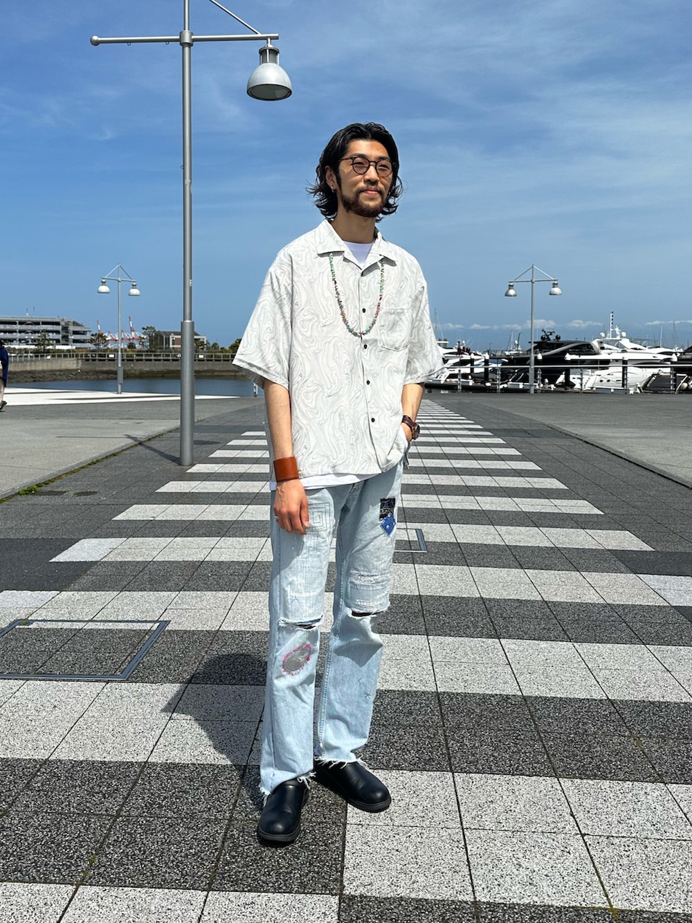 「開襟シャツ、シャツスタイル、シャツ、デニム、レイヤードスタイル、レイヤード、春夏コーデ、きれいめカジュアル、休日コーデ、リラックススタイル、大人カジュアル、シンプルコーデ、キレイめ、デニムパンツ、プチプラコーデ」｜「CPCMのアムンゼンアソート総柄半袖開襟シャツ（シャツ/ブラウス、ホワイト系）」を使った、Uhey.kさん（メンズ・185cm）の春コーディネートの2枚目の写真