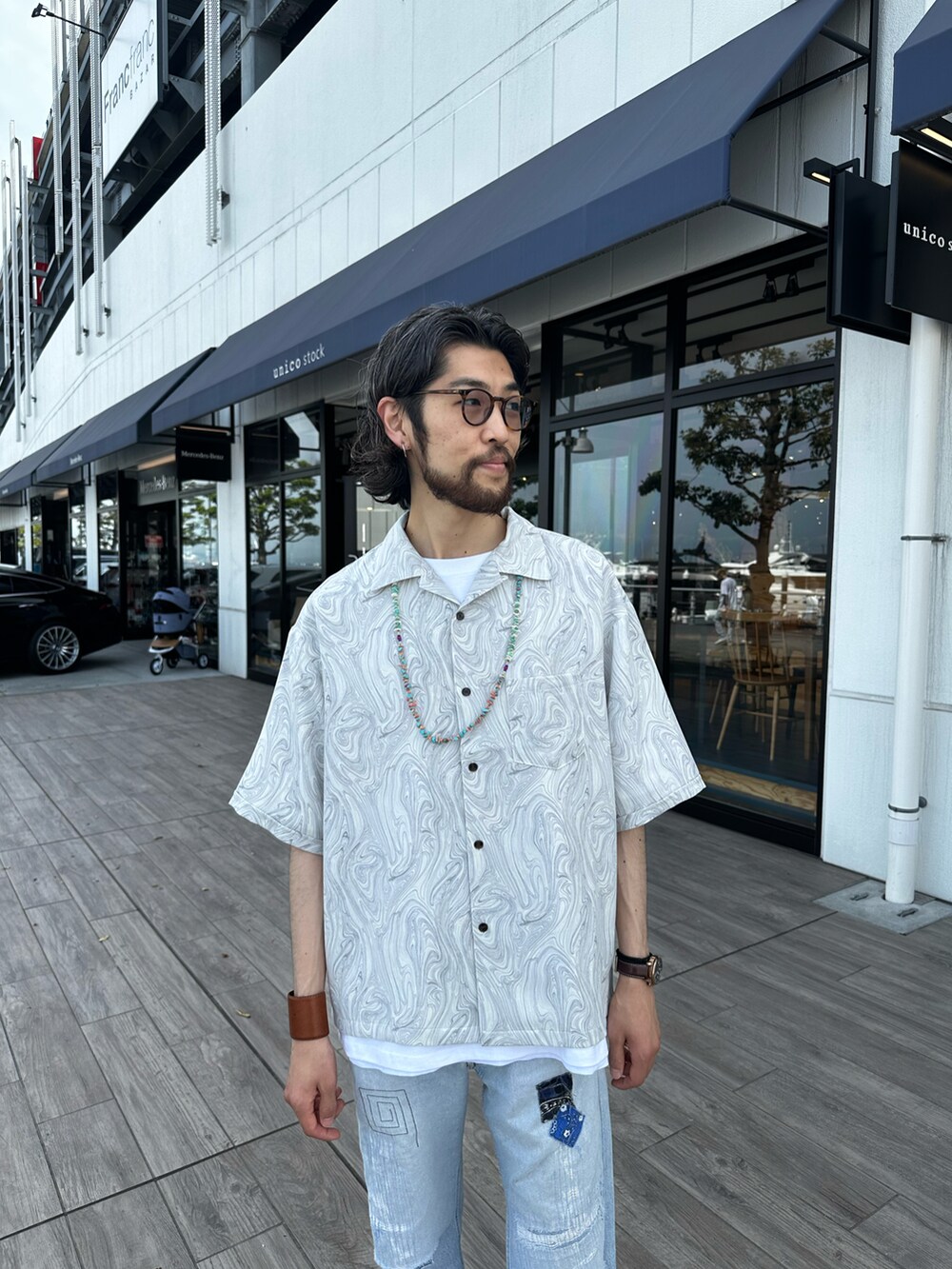 「開襟シャツ、シャツスタイル、シャツ、デニム、レイヤードスタイル、レイヤード、春夏コーデ、きれいめカジュアル、休日コーデ、リラックススタイル、大人カジュアル、シンプルコーデ、キレイめ、デニムパンツ、プチプラコーデ」｜「CPCMのアムンゼンアソート総柄半袖開襟シャツ（シャツ/ブラウス、ホワイト系）」を使った、Uhey.kさん（メンズ・185cm）の春コーディネートの4枚目の写真