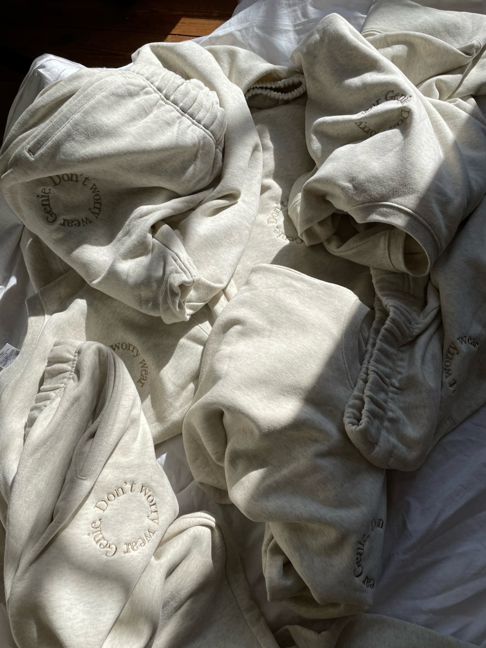 ベージュ系のスウェット、ホワイト系のヘッドフォン/イヤホンを着用したレディースの冬コーディネートの4枚目の写真