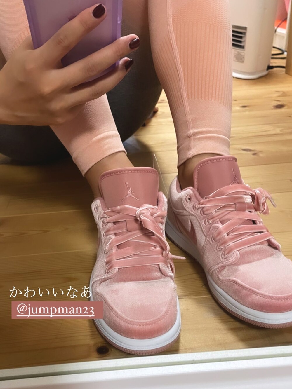 ベージュ系のスウェットパンツ、ピンク系のスニーカーを着用したレディースの秋コーディネートの3枚目の写真