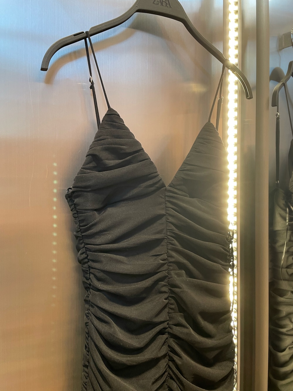 ブラック系のドレスを着用したレディースの冬コーディネートの2枚目の写真