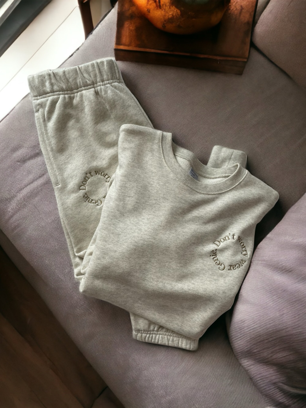 ベージュ系のスウェット、ホワイト系のヘッドフォン/イヤホンを着用したレディースの冬コーディネートの5枚目の写真