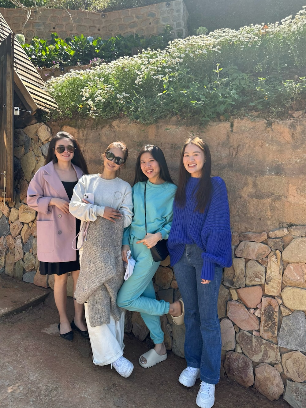 ホワイト系のジャージ、ホワイト系のヘッドフォン/イヤホン、ピンク系のパスポートケースを着用したレディースの夏コーディネートの2枚目の写真