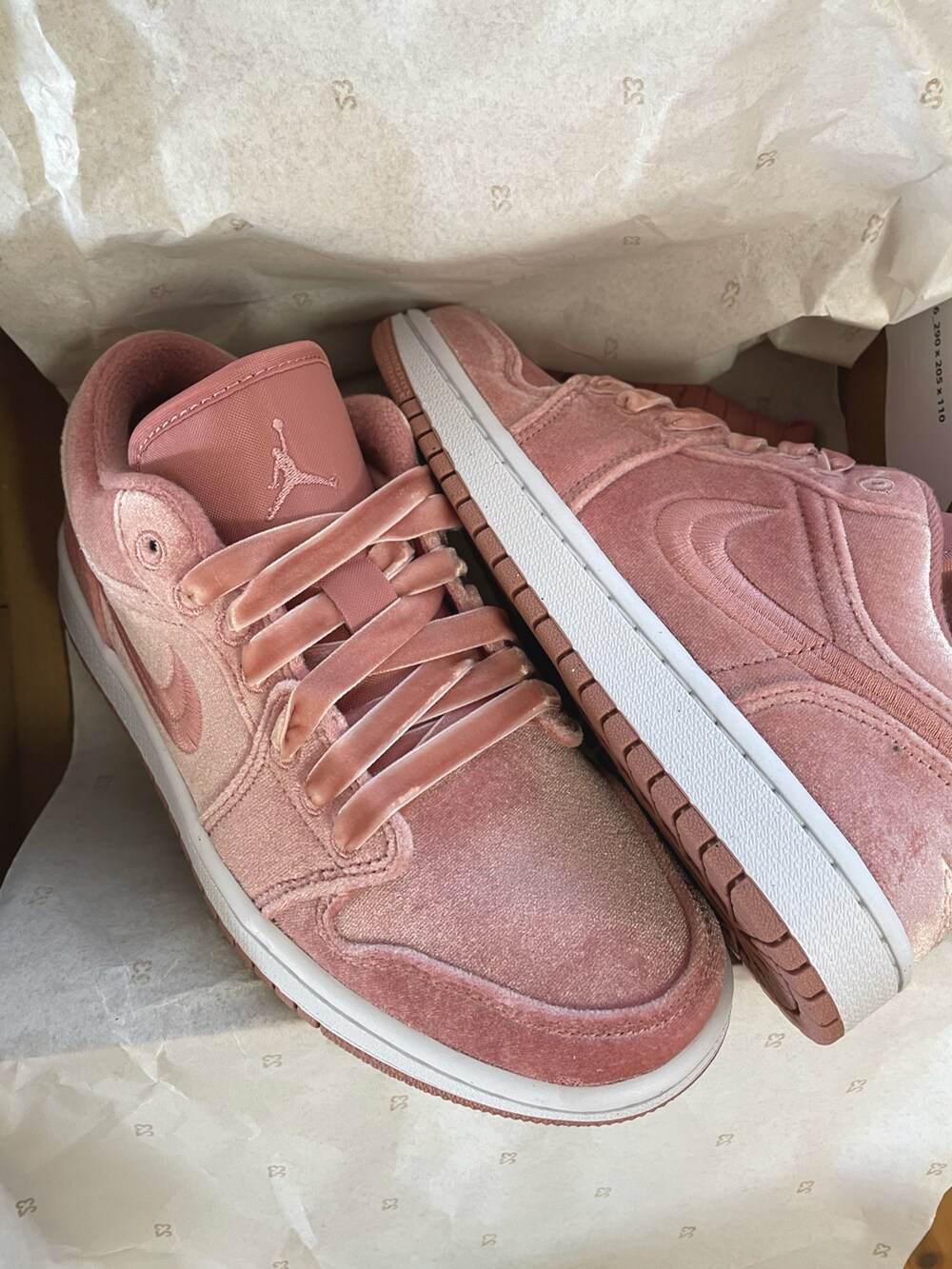 ベージュ系のスウェットパンツ、ピンク系のスニーカーを着用したレディースの秋コーディネートの2枚目の写真