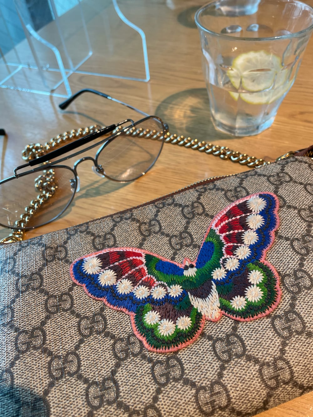 ベージュ系のニット/セーター、ブラウン系のハンドバッグ、ブラック系のメガネを着用したレディースの冬コーディネートの3枚目の写真