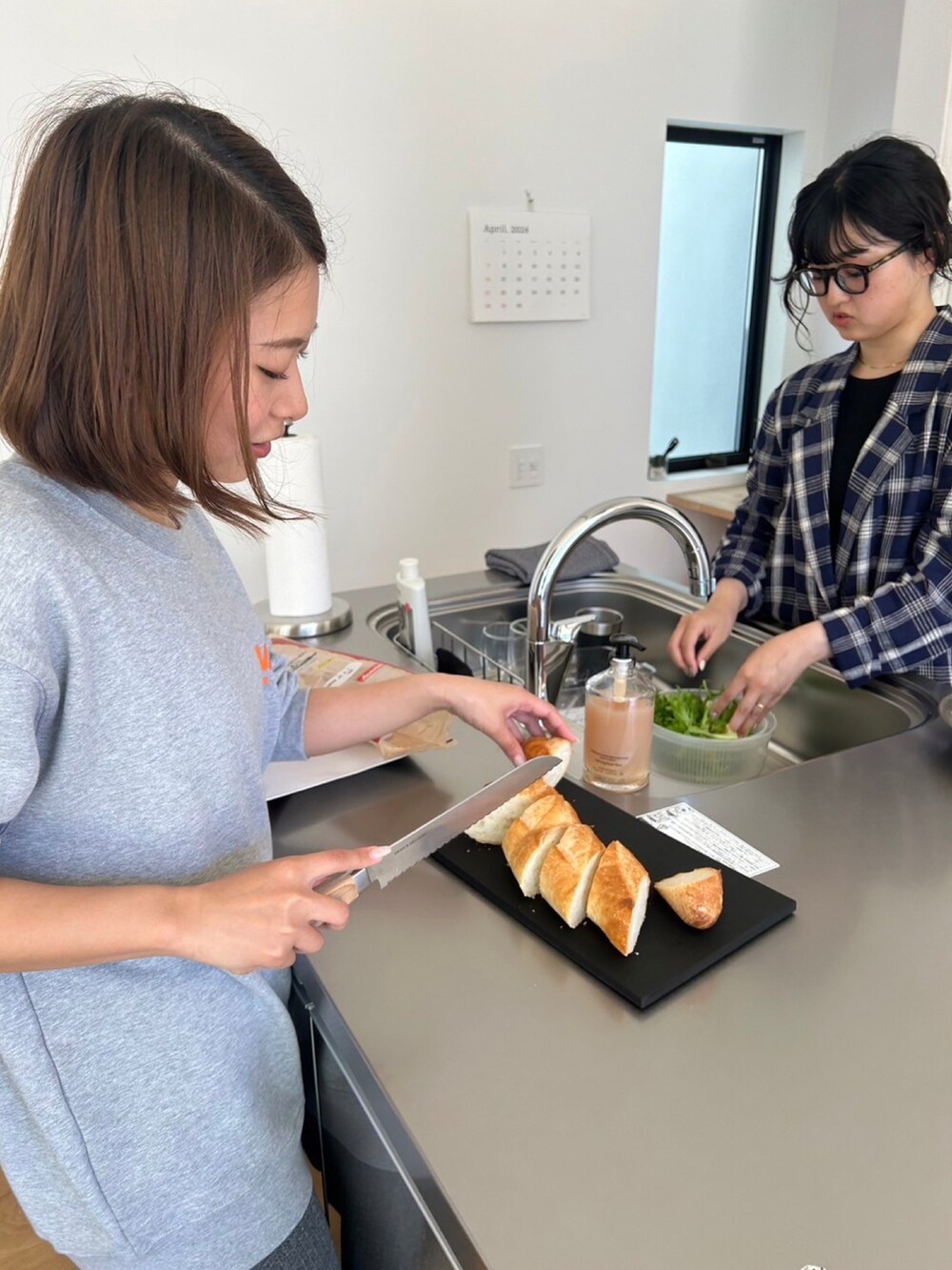 ホワイト系のヘッドフォン/イヤホンを着用したレディースの夏コーディネートの2枚目の写真