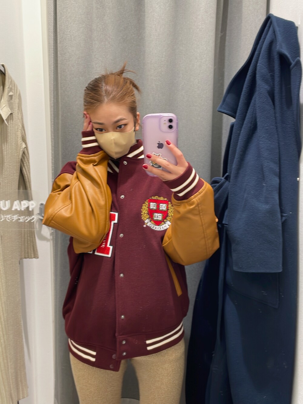 ブルー系のチェスターコート、レッド系のスタジャンを着用したレディースの冬コーディネートの2枚目の写真