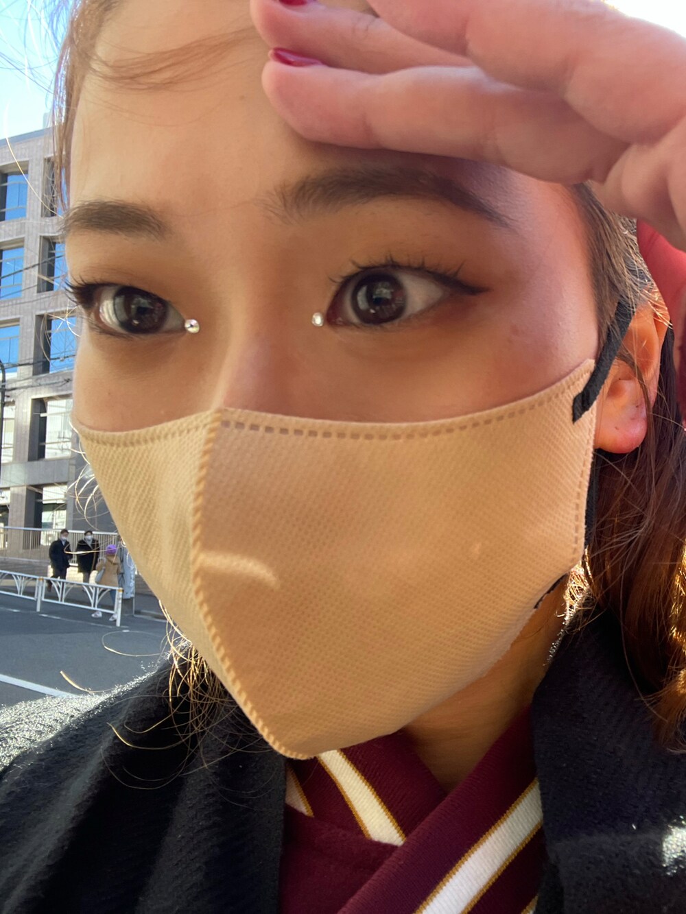 レッド系のスタジャン、ホワイト系のスニーカーを着用したレディースの春コーディネートの4枚目の写真