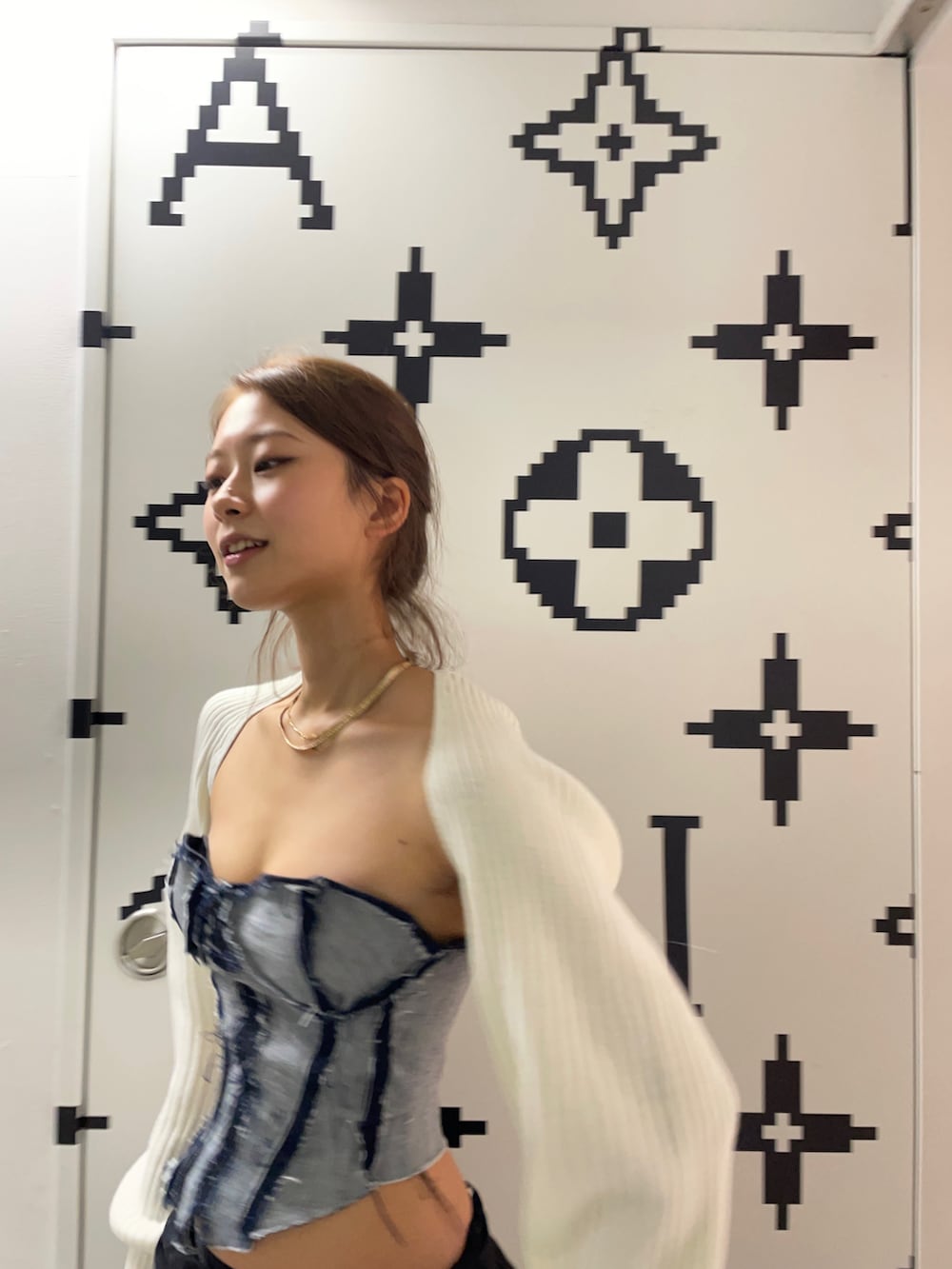 ブラック系のカーゴパンツを着用したレディースの秋コーディネートの3枚目の写真