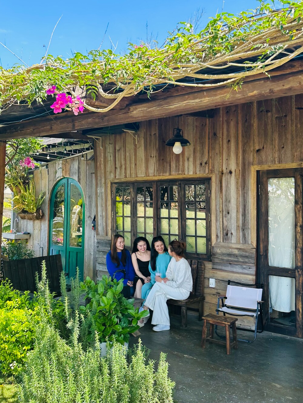 ホワイト系のジャージ、ホワイト系のヘッドフォン/イヤホン、ピンク系のパスポートケースを着用したレディースの夏コーディネートの4枚目の写真