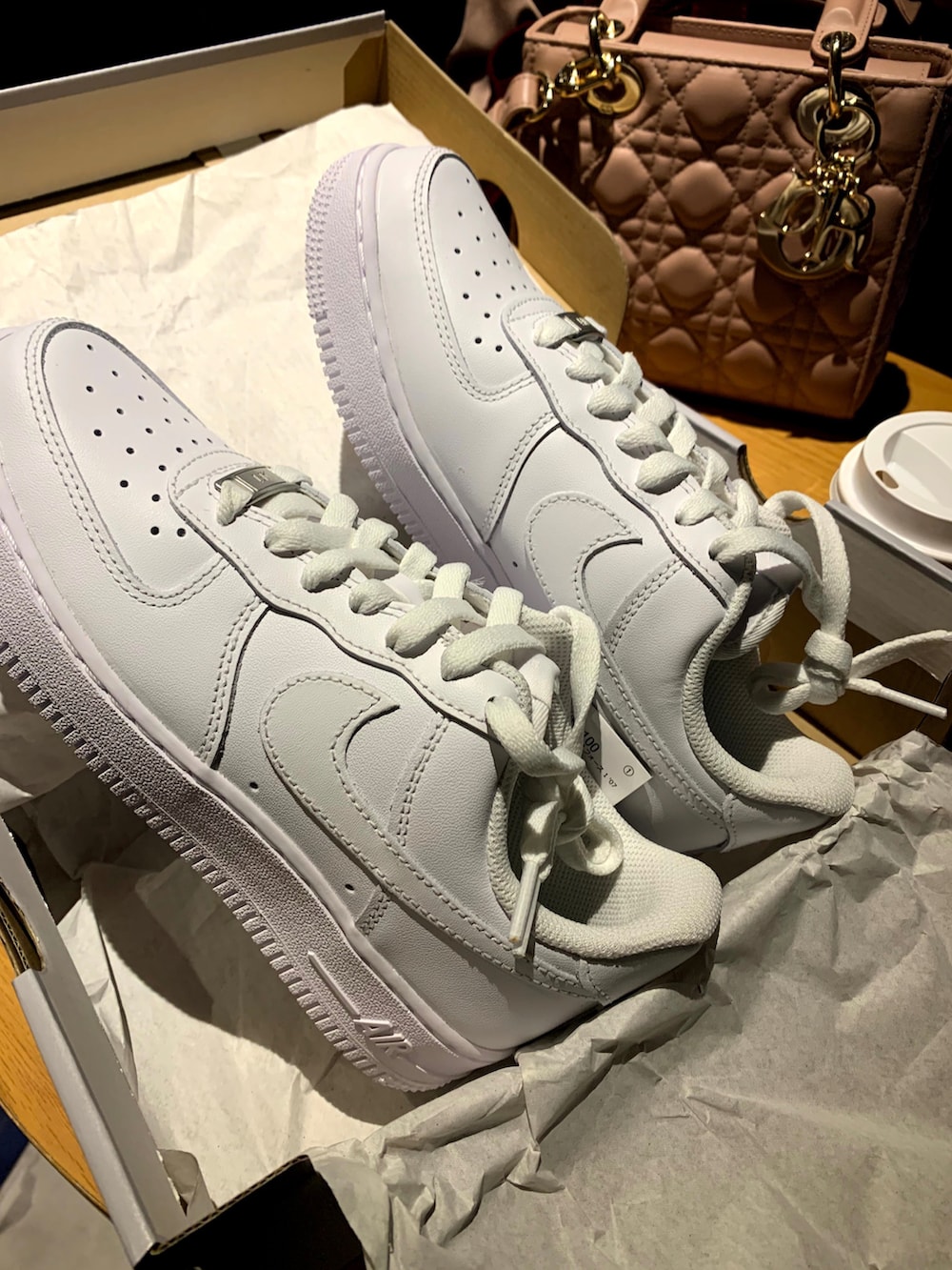 ピンク系のTシャツ/カットソー、ピンク系のトップス、グレー系のスウェットパンツを着用したレディースの秋コーディネートの3枚目の写真