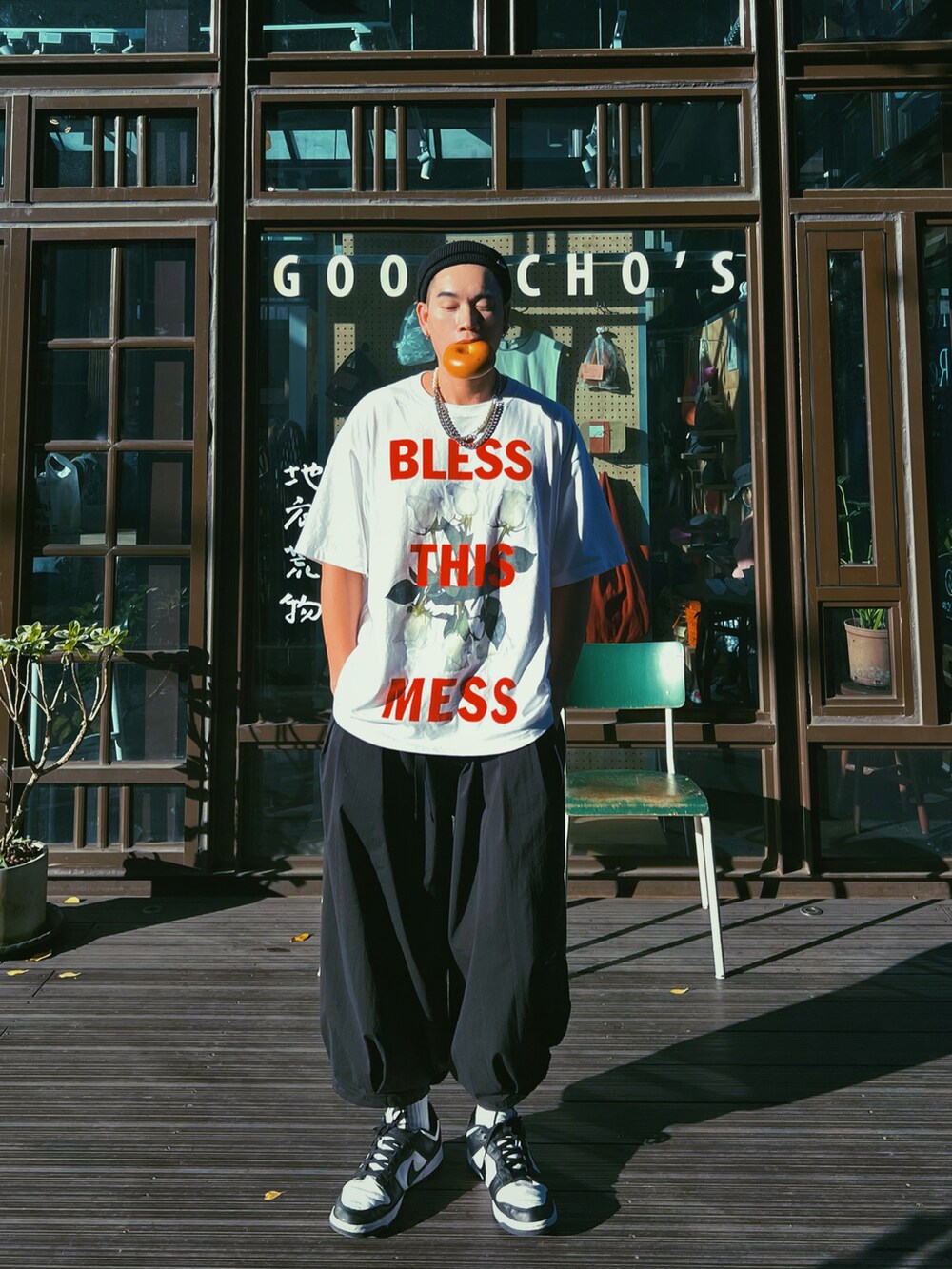 ホワイト系のTシャツ/カットソー、ブラック系のスニーカー、ブラック系のニットキャップ/ビーニーを着用したメンズの春コーディネートの2枚目の写真