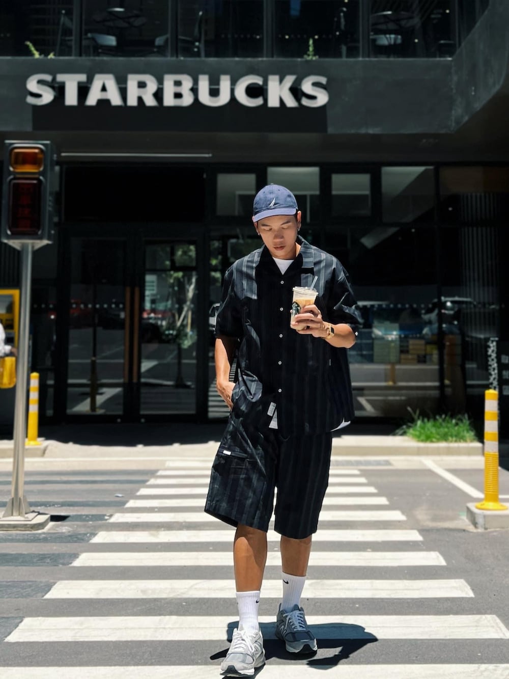 グレー系のスニーカー、ブルー系のキャップを着用したメンズの秋コーディネートの3枚目の写真