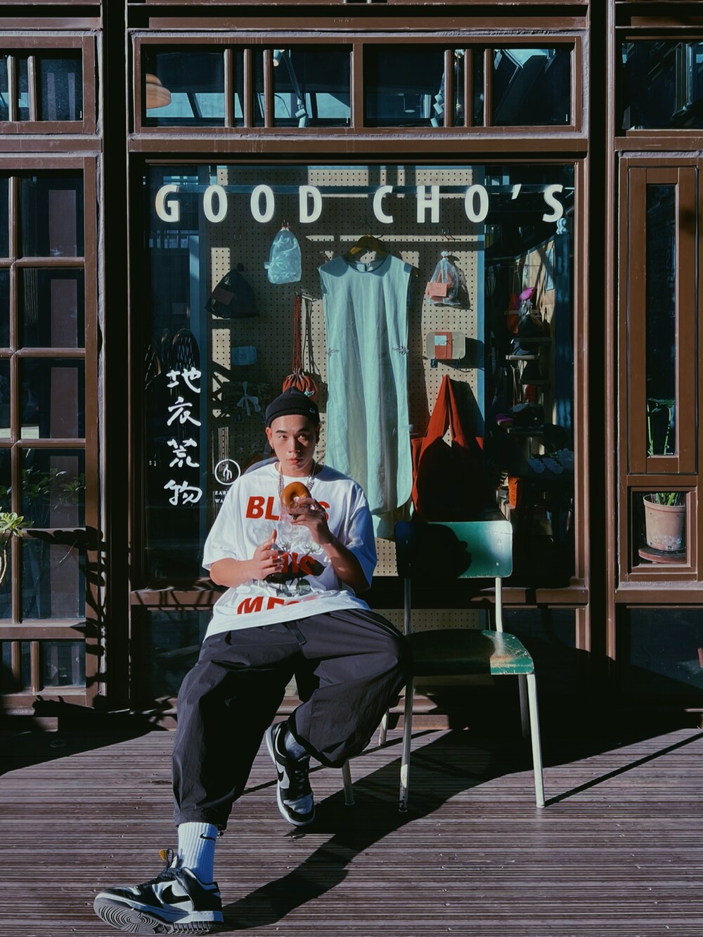 ホワイト系のTシャツ/カットソー、ブラック系のスニーカー、ブラック系のニットキャップ/ビーニーを着用したメンズの春コーディネートの5枚目の写真