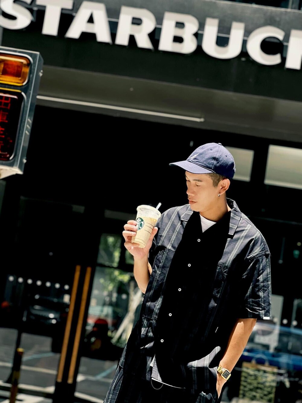 グレー系のスニーカー、ブルー系のキャップを着用したメンズの秋コーディネートの4枚目の写真