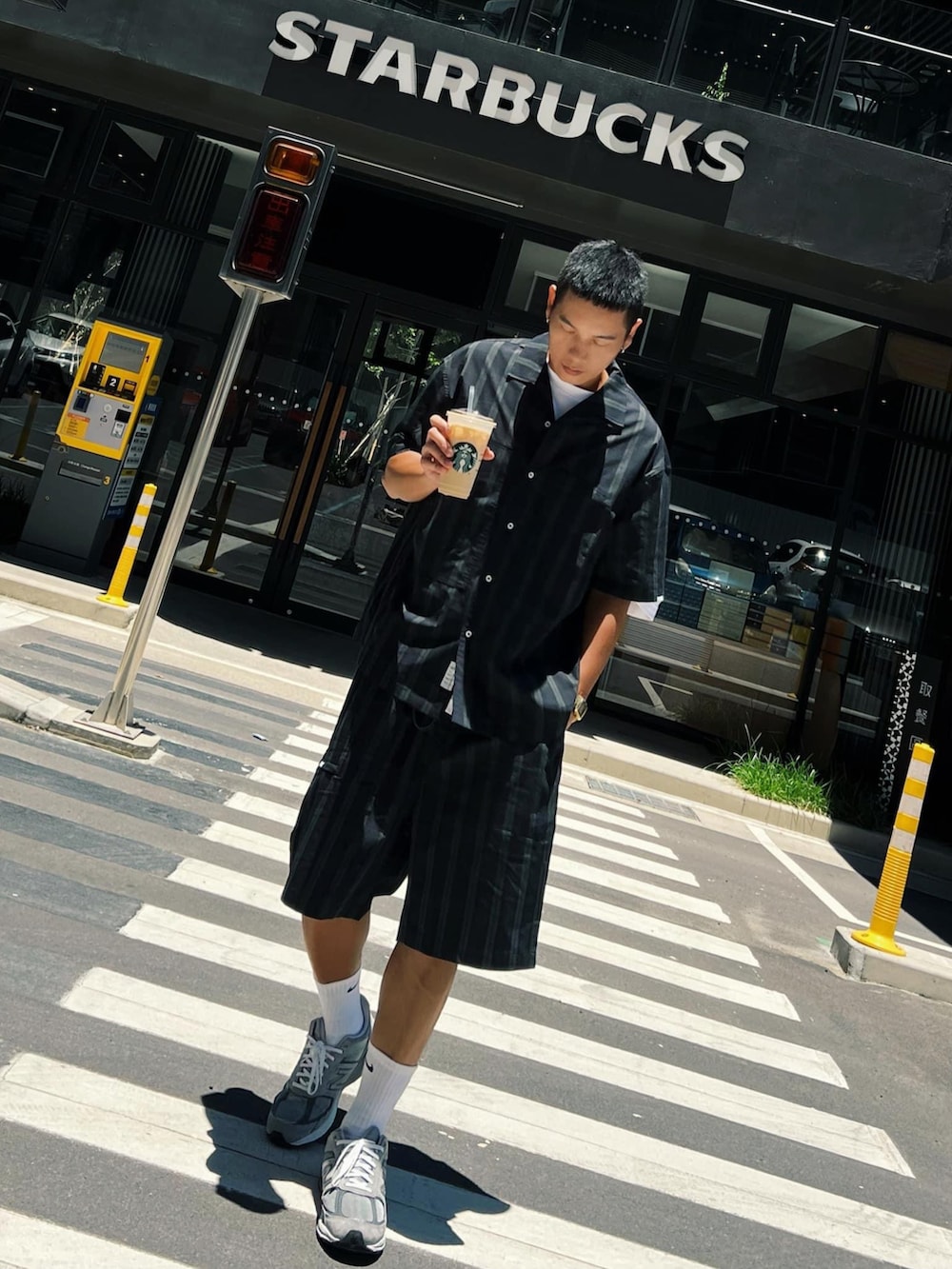 グレー系のスニーカー、ブルー系のキャップを着用したメンズの秋コーディネートの2枚目の写真