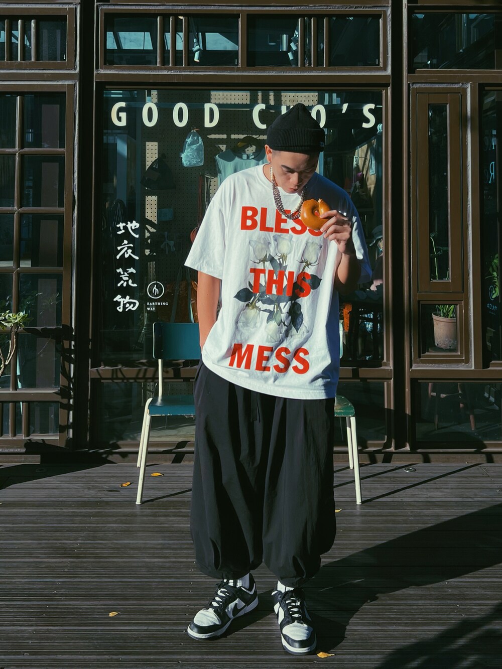 ホワイト系のTシャツ/カットソー、ブラック系のスニーカー、ブラック系のニットキャップ/ビーニーを着用したメンズの春コーディネートの4枚目の写真