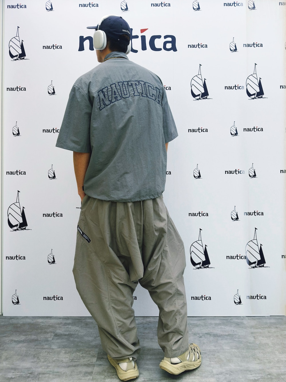 ベージュ系のカーゴパンツ、ベージュ系のサンダル、ベージュ系のシャツ/ブラウスを着用したメンズの春コーディネートの2枚目の写真