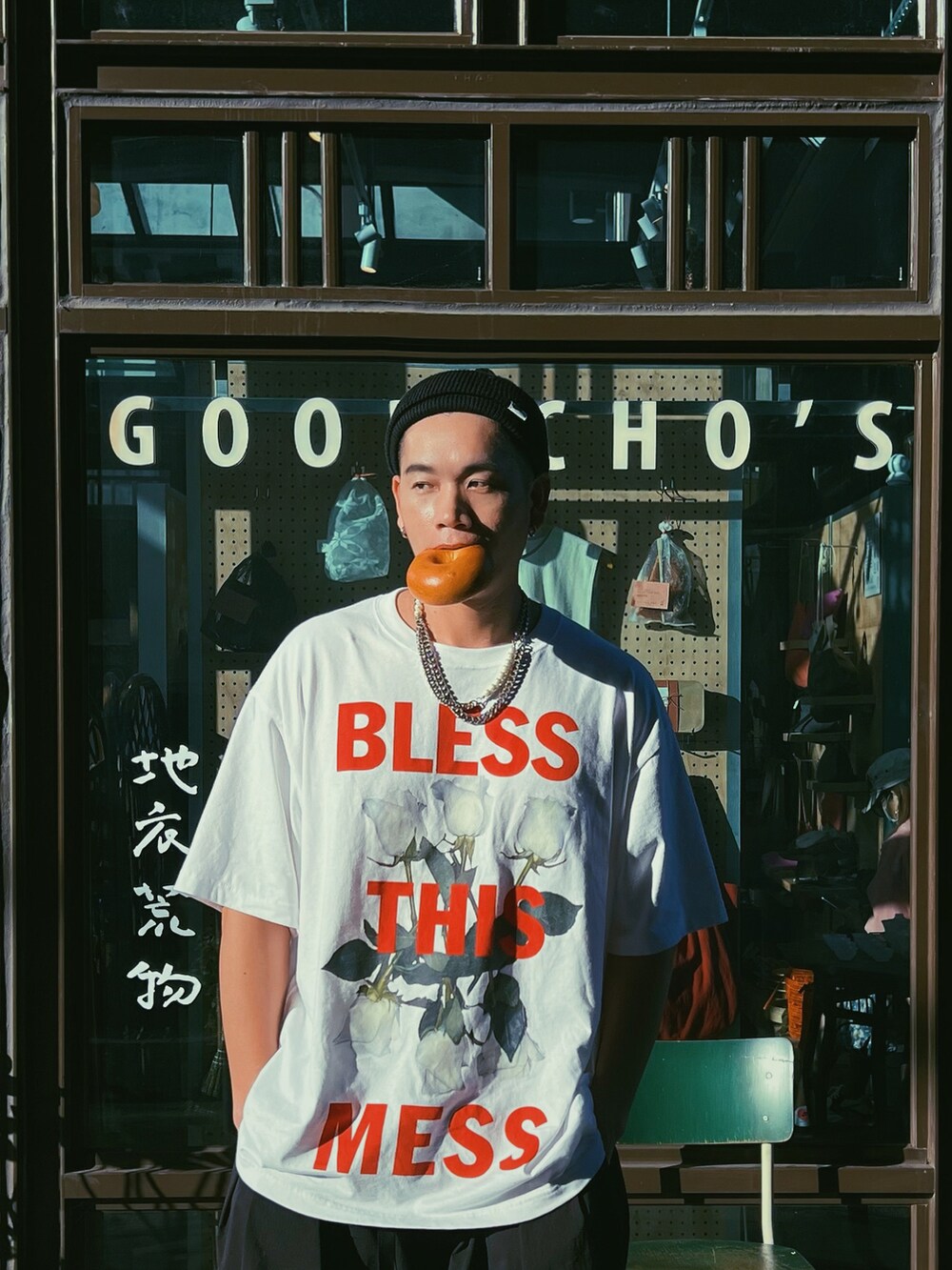 ホワイト系のTシャツ/カットソー、ブラック系のスニーカー、ブラック系のニットキャップ/ビーニーを着用したメンズの春コーディネートの3枚目の写真