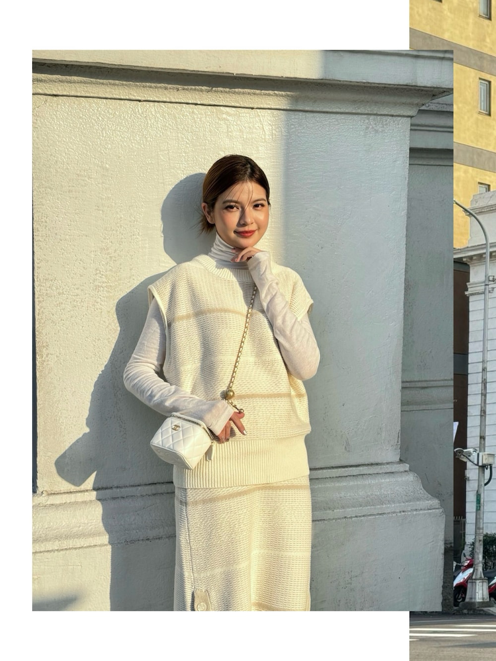 ベージュ系のトップス、ベージュ系のスカート、ホワイト系のショルダーバッグを着用したレディースの春コーディネートの2枚目の写真