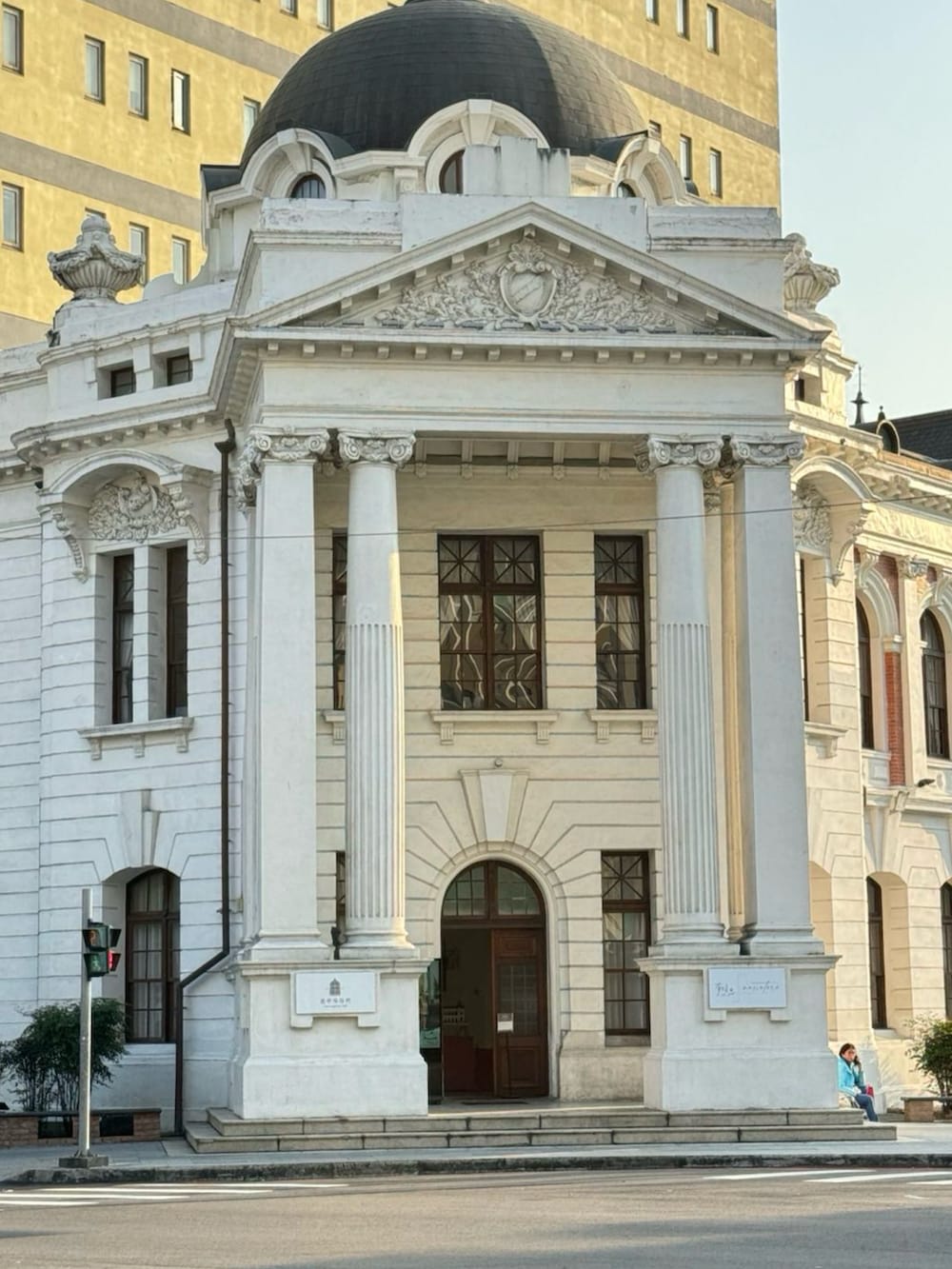 ベージュ系のトップス、ベージュ系のスカート、ホワイト系のショルダーバッグを着用したレディースの春コーディネートの3枚目の写真