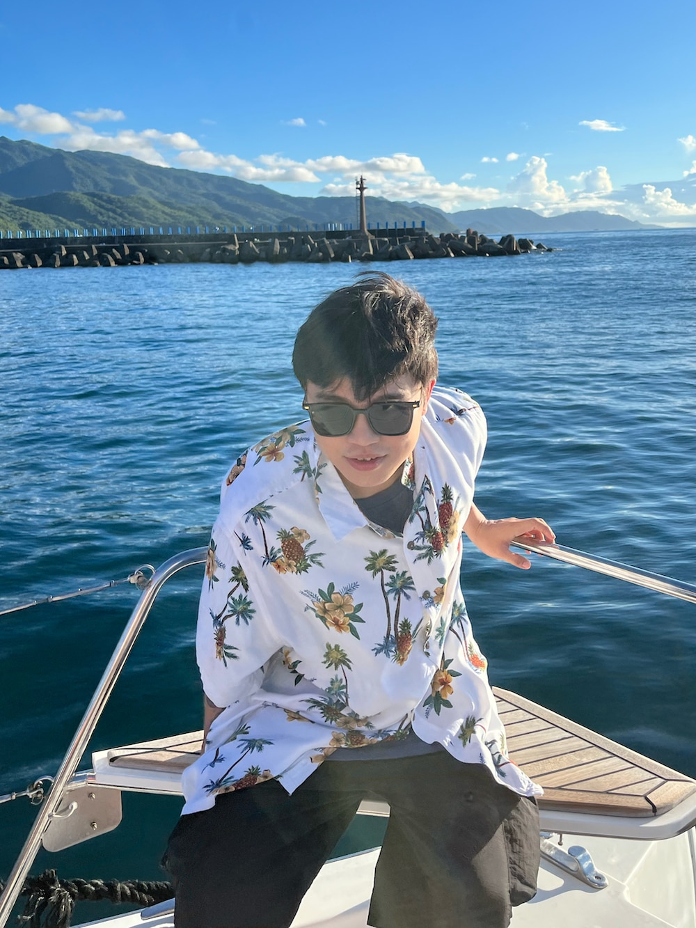 ホワイト系のシャツ/ブラウスを着用したメンズの秋コーディネートの2枚目の写真