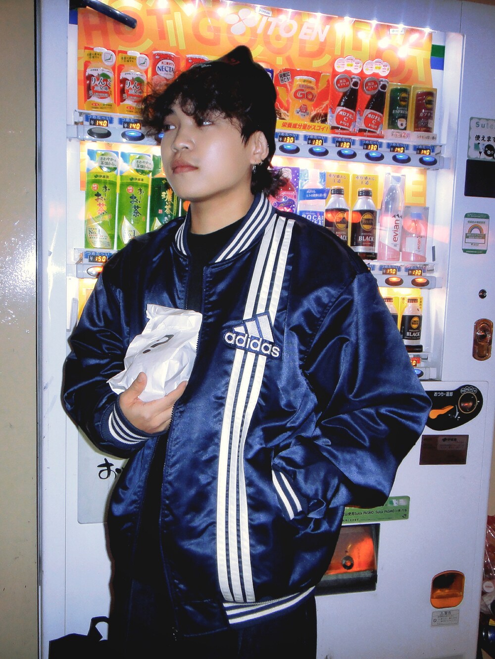 ブルー系のジャケット/アウターを着用したメンズの春コーディネートの2枚目の写真