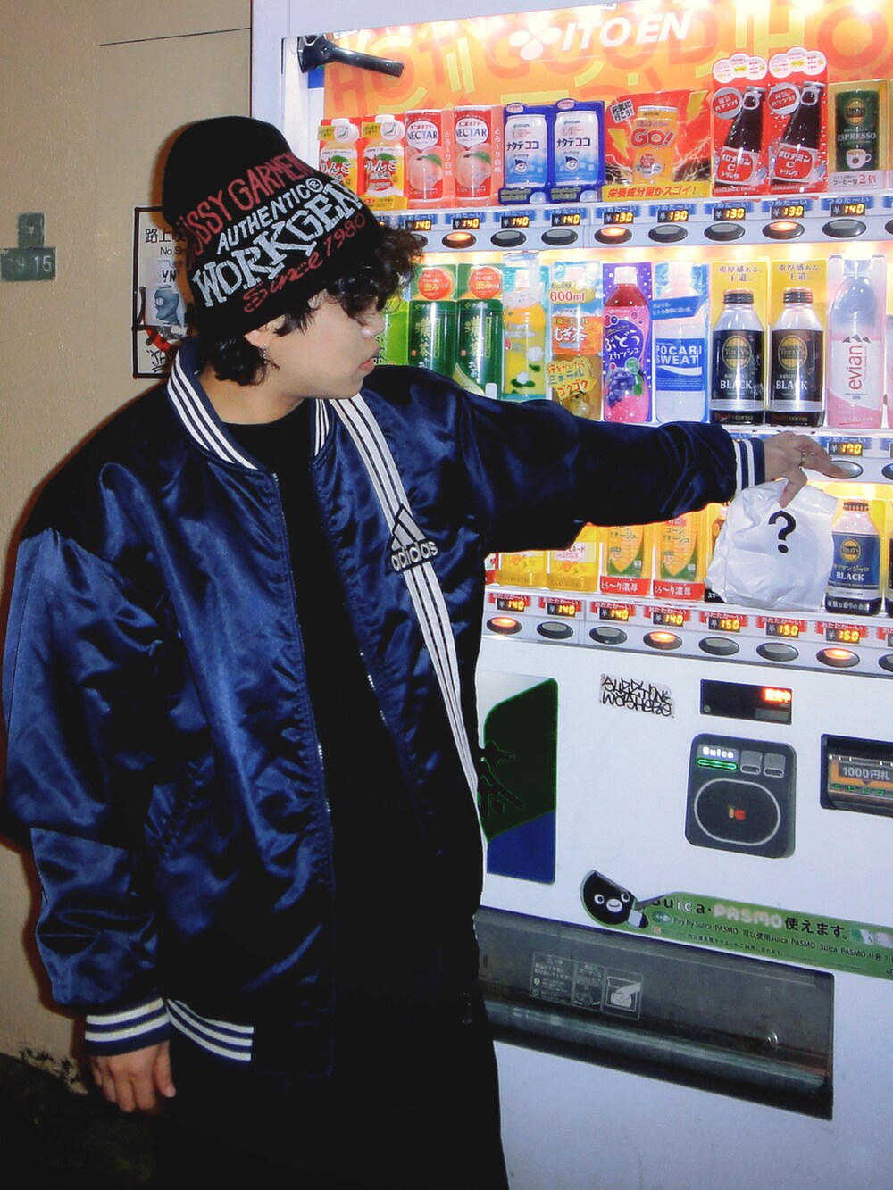 ブルー系のジャケット/アウターを着用したメンズの春コーディネートの3枚目の写真