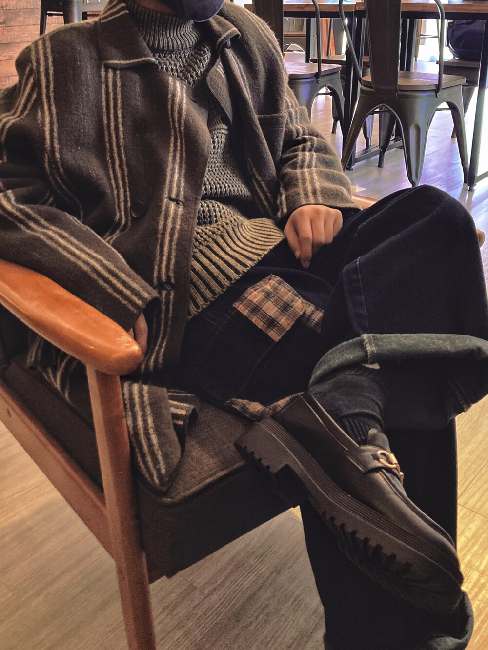 「D+af、街頭穿搭、ootd、復古、日系極簡、oversize、古着MIX、古着、古着コーデ、古着好きな人と繋がりたい、古著、古着男子、vintage、樂福鞋、毛衣」｜「D+AFのアイテム（ローファー、ブラウン系）」を使った、Dylanさん（メンズ・160cm）の冬コーディネートの4枚目の写真