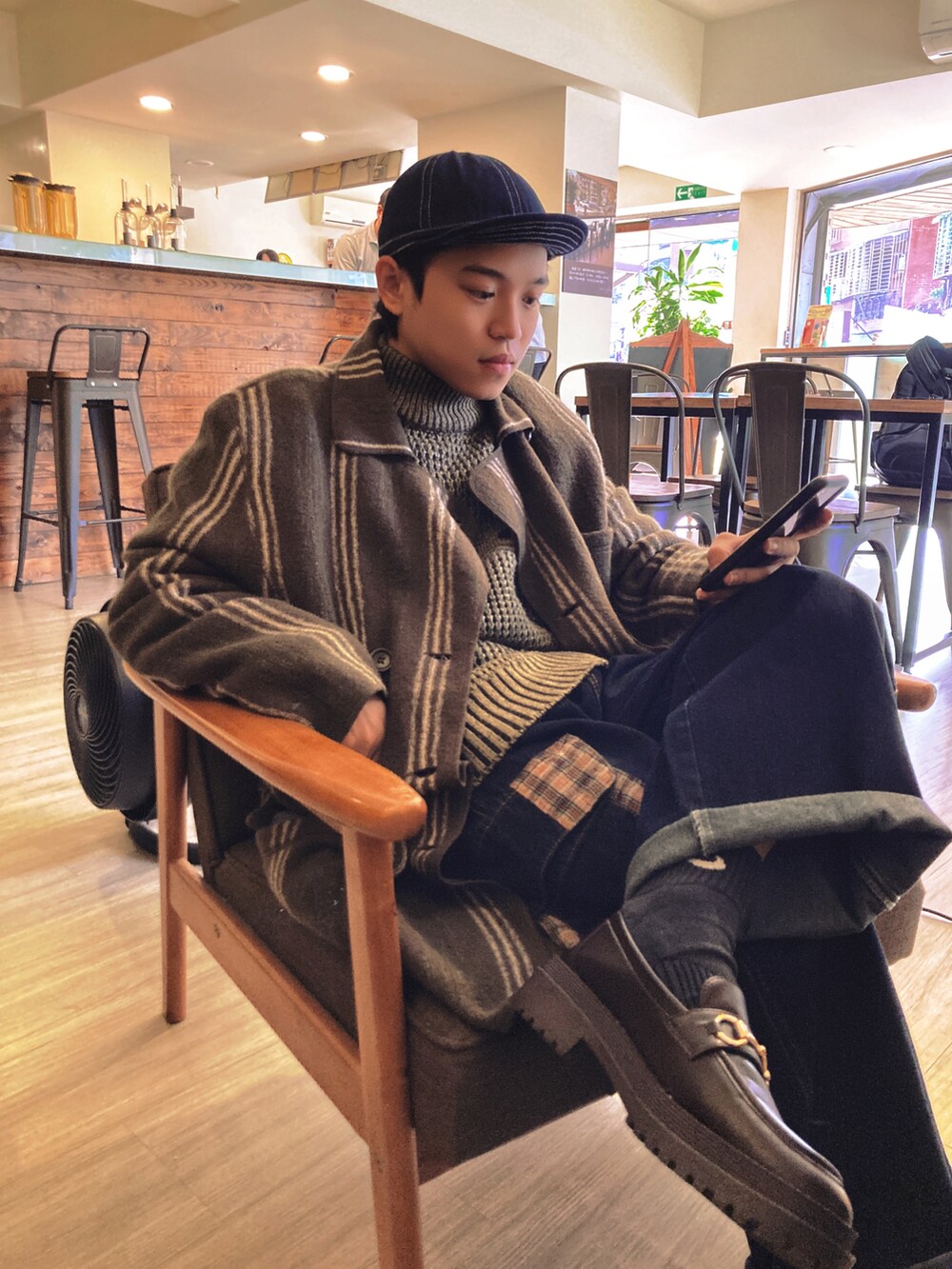 「D+af、街頭穿搭、ootd、復古、日系極簡、oversize、古着MIX、古着、古着コーデ、古着好きな人と繋がりたい、古著、古着男子、vintage、樂福鞋、毛衣」｜「D+AFのアイテム（ローファー、ブラウン系）」を使った、Dylanさん（メンズ・160cm）の冬コーディネートの3枚目の写真