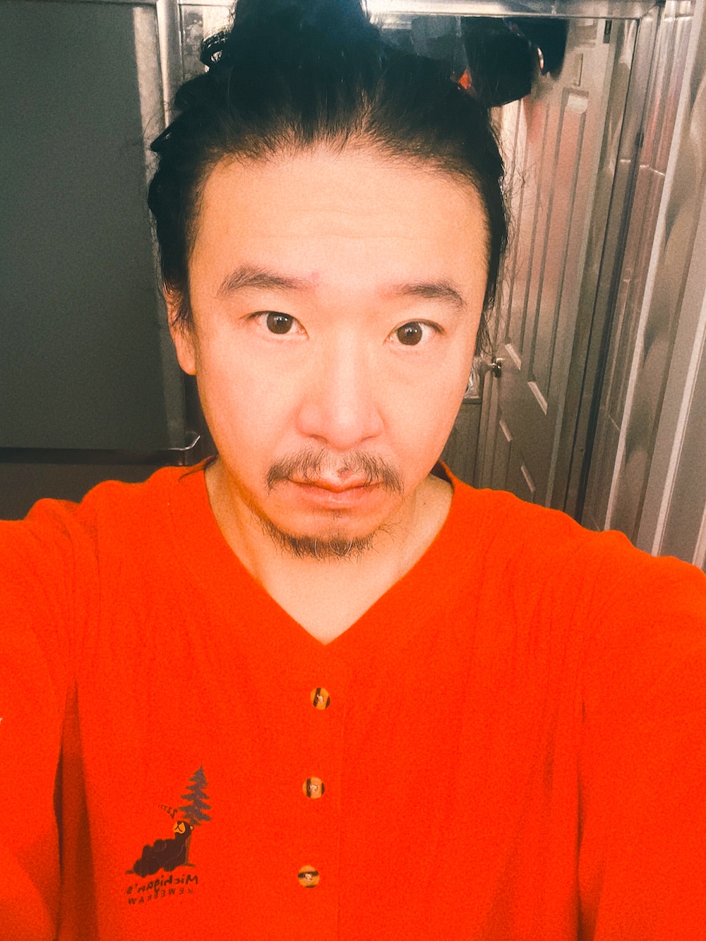 ブルー系のスニーカー、レッド系のシャツワンピース、ブラック系のデジタル腕時計を着用したメンズの秋コーディネートの2枚目の写真
