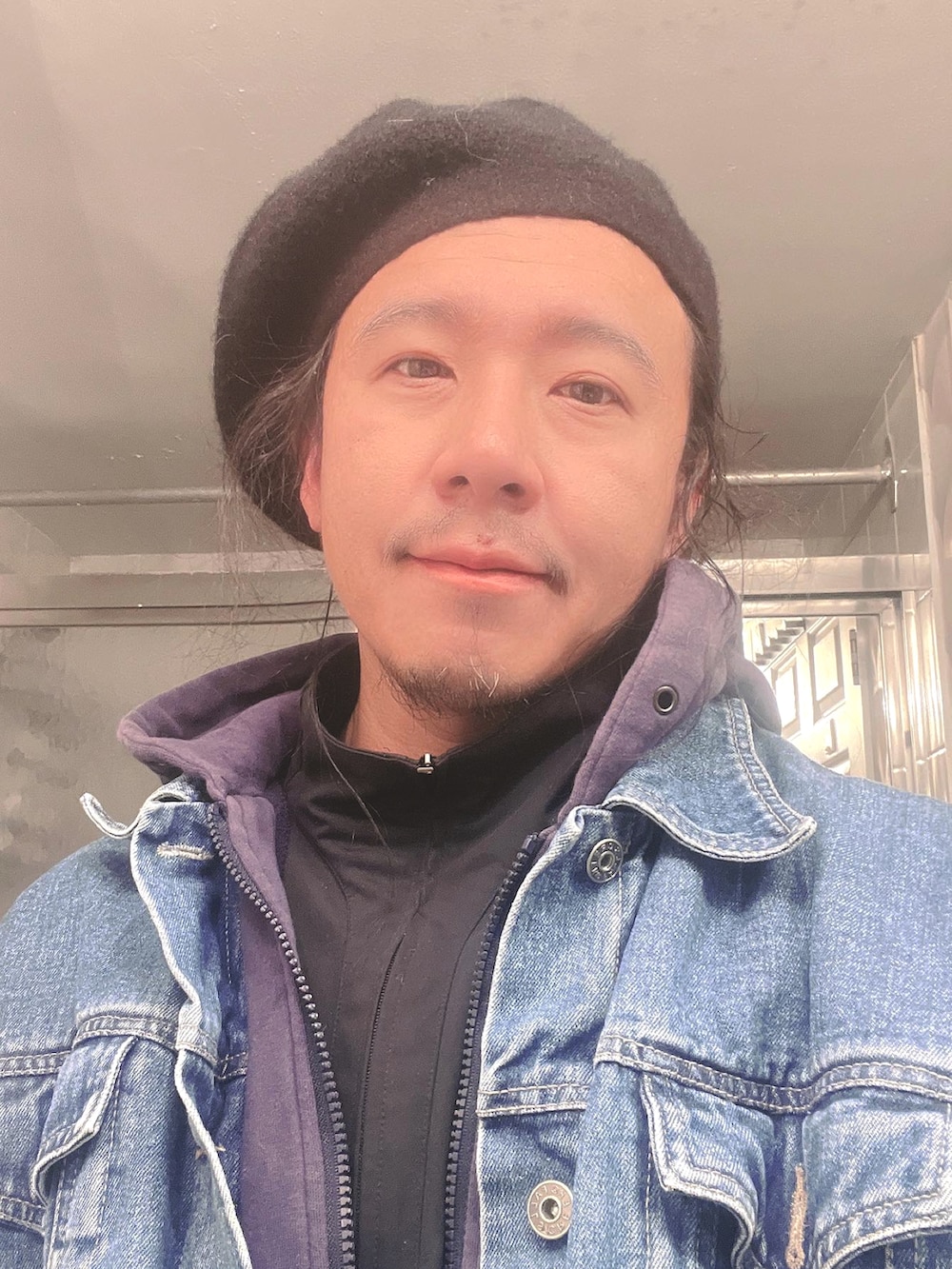 ブラック系のローファー、ブルー系のデニムジャケット、ブルー系のデニムパンツを着用したメンズの秋コーディネートの2枚目の写真