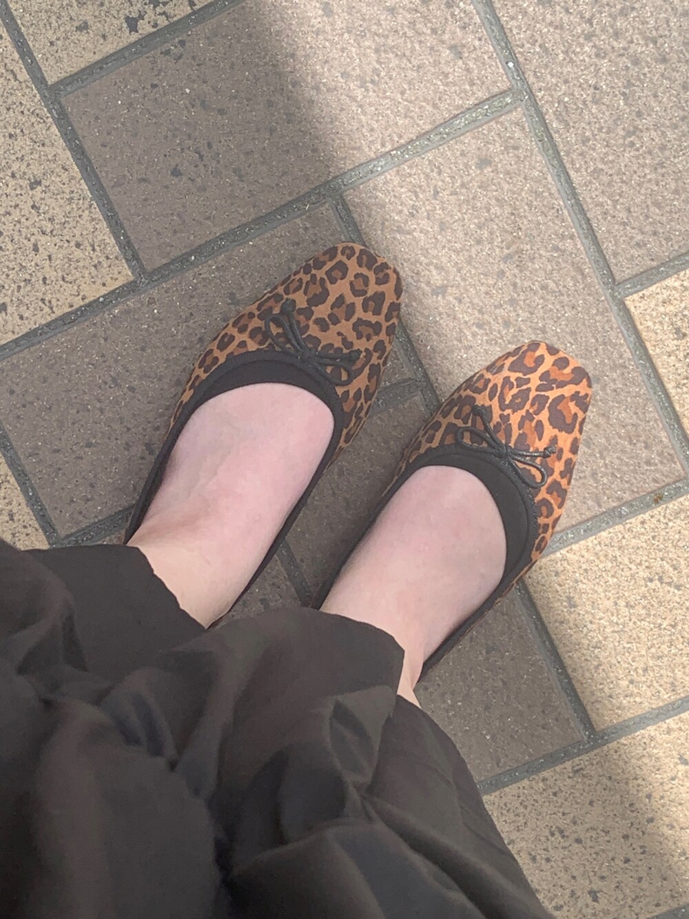 ベージュ系のバッグ、ブラック系のバッグ、ブラウン系のバレエシューズを着用したレディースの夏コーディネートの2枚目の写真