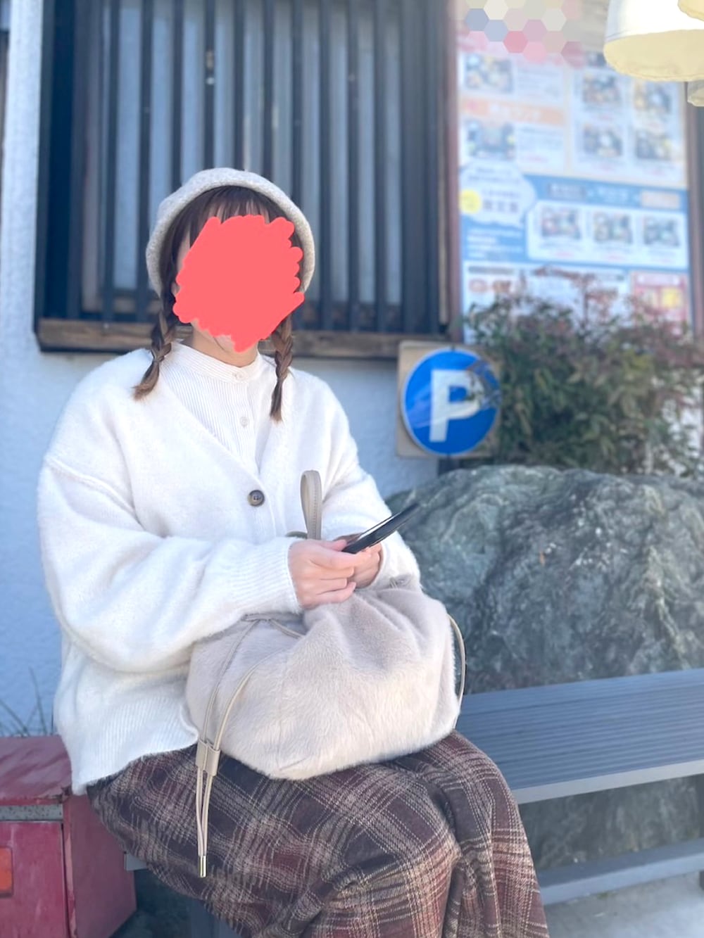 ホワイト系のカーディガン/ボレロ、ブラウン系のスカート、ベージュ系のブーツを着用したレディースの冬コーディネートの2枚目の写真