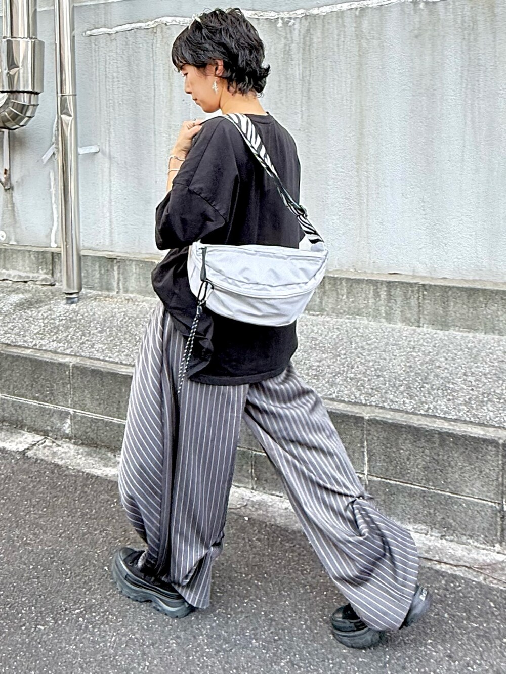 グレー系のボディバッグ/ウエストポーチを着用したレディースの夏コーディネートの4枚目の写真