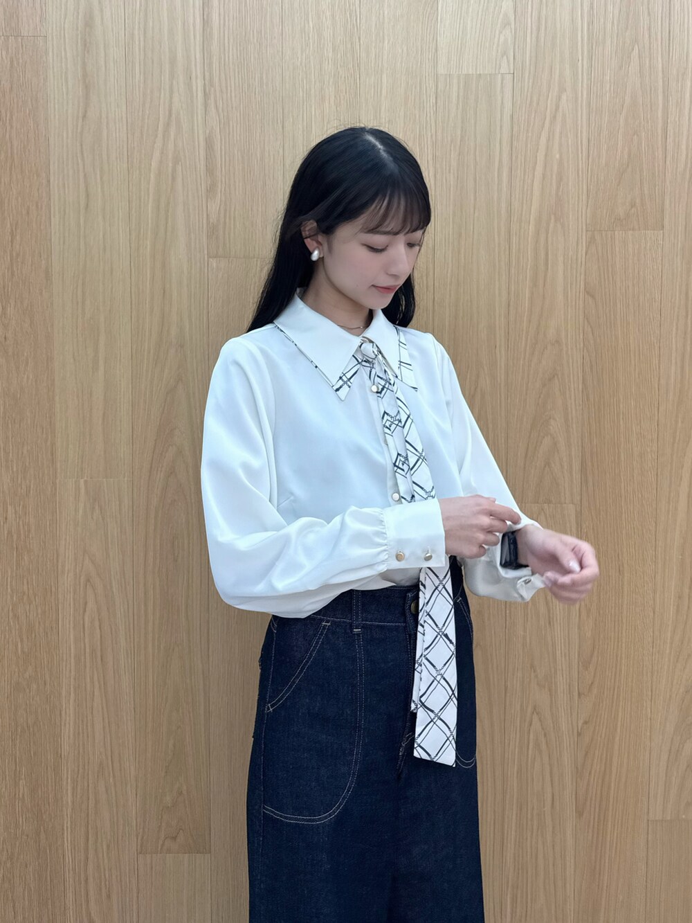 ブルー系のデニムパンツ、ホワイト系のシャツ/ブラウスを着用したレディースの夏コーディネートの5枚目の写真