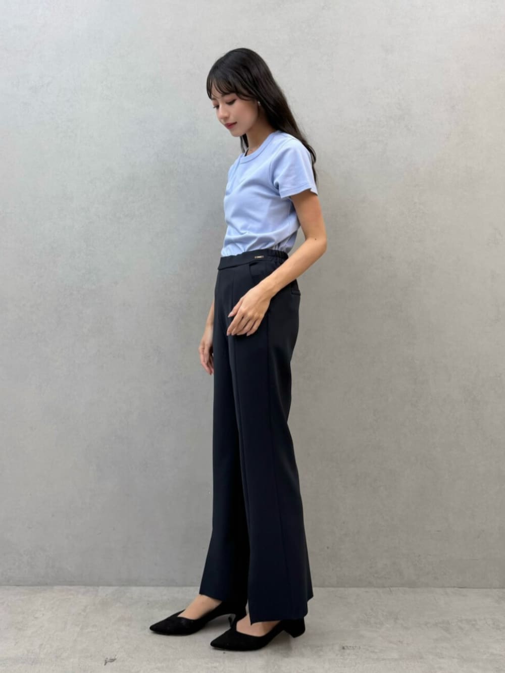 ブルー系のTシャツ/カットソー、ブラック系のスラックスを着用したレディースの夏コーディネートの2枚目の写真